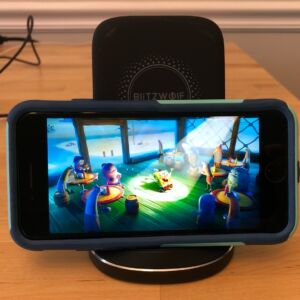 BlitzWolf BW-FWC6 with iPhone 8 in vertical position BlitzWolf BW-FWC6 with iPhone 8 in vertical position